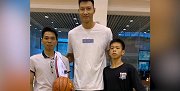 独臂篮球少年受邀探访CBA广东俱乐部 与易建联同框合影