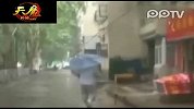 痴情女雨中下跪求男友原谅遭暴打