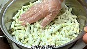 天热，豆角别总炒着吃了，上锅蒸一蒸，清香不油腻，营养又好吃