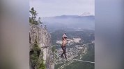 看着都瑟瑟发抖！外国探险家挑战高空走绳索