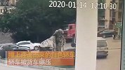 人平安！四川一货车为躲避临停出租车 撞2车碾压1车
