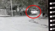 小车撞断护栏冲进河，监控记录惊险瞬间 警方：司机不幸身亡