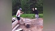 美女滑板秀砸晕伙伴！小伙野外车技秀险压死司机