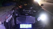 司机疲劳驾驶将老板200万宾利撞成废铁 老板重伤司机浑身是血