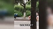 5女生骑一辆电动车，车筐、踏板、座椅塞满人看呆路人，交警回应