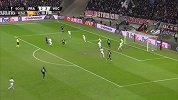 下半场补时第1分钟法兰克福球员加齐诺维奇射门 - 打偏