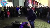 表蛋疼-20160516-我非常欣赏这种街头艺人，能把旁人逗得哈哈大笑