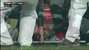 中国足协杯-13赛季-淘汰赛-半决赛-第1回合：恒大郑智在争抢中被撞倒地 现场晕厥-花絮