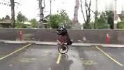 搞笑-20120321-黑武士真的很牛吹风笛骑独轮车