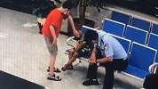 哥哥力满分！5岁男童街头走失 12岁男孩带其报警找父母