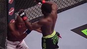 多角度回放UFC超霸气KO！铁膝爆头对手直接昏厥躺地