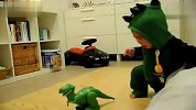 贱贱小孩又怕又要玩恐龙玩具