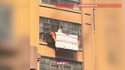 挂阳台外的被子突然着火，路过的邻居大叫提醒，随后紧急通知物业