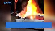 突发！柳州一轿车撞桥墩后起火 驾驶室被火吞噬司机不幸被烧身亡