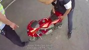 大爷又不听话了 骑“宝马摩托”上路被交巡警教育