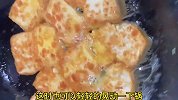 豆腐的做法很多，把两个鸡蛋淋入豆腐里，不粘锅，鲜香嫩滑超好吃