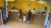 夫妻俩酒店丢钱包难找回 一个操作让拿包者主动联系并央求还钱