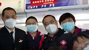 英雄相惜！四川援鄂医生丢机票 英雄机长刘传建亲笔签名相赠
