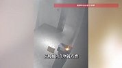 男子随手将未熄灭的烟头扔进电梯间的垃圾桶，点燃杂物引发火情