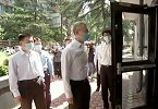 中方正门进入美驻成都总领馆视频曝光 工作人员遮盖招牌