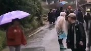 实拍贡山泥石流惊险瞬间：村民刚转移，身后泥沙石块便倾泻而下