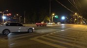 骑电动车强行闯红灯被撞 骑车女子承担此次事故的全部责任