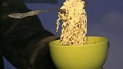 太冷了！俄罗斯居民在-50°C环境中吃面条 下秒变成艺术品