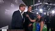 2大热门现身！女主持提问范戴克 克洛普：问完我了？那我先溜