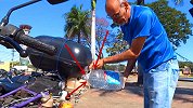 摩托车加水就能跑？巴西老人打造水动力机车，1升水跑500公里
