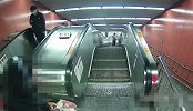 男子为报复保洁往扶梯扔20个生鸡蛋：保洁扫地影响吃早餐了