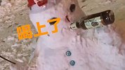 哈尔滨特色雪人走红：左手拿啤酒右手拿烤串 地上还摆空酒瓶