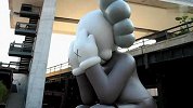 KAWS 涂鸦人物装置落地纽约