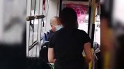 大连一男子没戴N95口罩引众怒被乘客骂“缺德” 随后被警察带下公交车