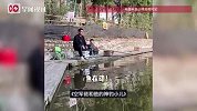 “我钓到鱼了，爸爸为什么不理我”？儿子拿着树杈钓鱼问爸爸，网友神评论