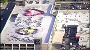震撼！航拍捕捉到某汽车公司用数十辆汽车摆出科比的名字