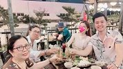 穷小伙和61岁富婆交往5年 获巨额分手费和新女友住00亿别墅