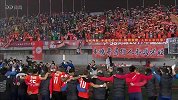 中甲-17赛季-老球迷泪流满面庆祝球队重返中超 马西卡场边伫立泪眼婆娑-花絮