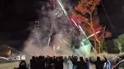 凌晨3点，加拉塔萨雷球迷在利物浦下榻酒店外放烟花