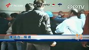 众人合力救援被卷车底夫妻