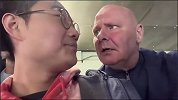 当博主告诉国外埃弗顿球迷李铁进监狱后 大叔满脸震惊