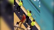 水上项目-15年-孙杨泳池大跳小苹果 笨拙舞姿萌翻众人-新闻
