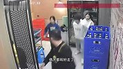 监控拍下惊险一幕：男子掏刀瞬间，烧烤店老板冲上去空手夺刃，店员配合踢远