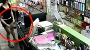 女子来到便利店内，以为没有监控，不料拍下无耻一幕！