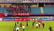 现场-感动！重庆当代赛后谢场全队齐上阵 近百名球迷高喊重庆队