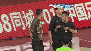 新疆门将犯下致命失误 顾俊杰扑救直接将球抱进球门