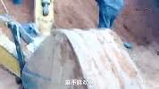 挖掘机被淹没照样工作！
