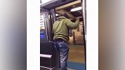 搞砸了！网友挑战极限地铁跳车 结果完美摔倒