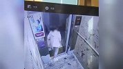 女子在28层用玩具铲挡门，致电梯故障孩子被困，物业：坠落咋办