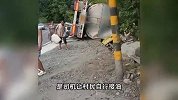 没一人哄抢！载30吨菜籽油的罐车侧翻，司机大方让村民拎桶接油