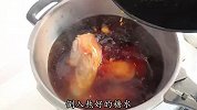 春节年夜饭必备硬菜“红烧肘子”炒糖色是关键，用水还是用油炒？